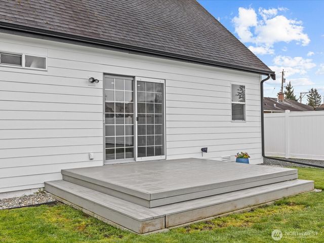 1355 McHugh Avenue, Enumclaw, WA 98022