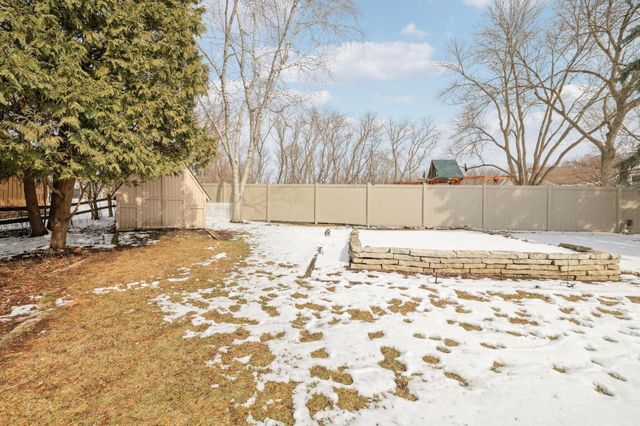 15800 Seaton Place, Minnetonka, MN 55345