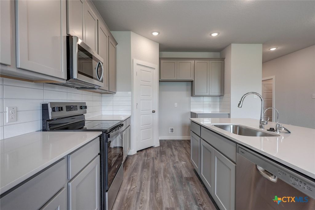 Image 10 of property listing at 2113 Maestro Drive, Seguin, TX 78155