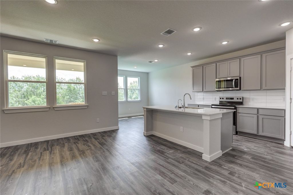 Image 4 of property listing at 2113 Maestro Drive, Seguin, TX 78155