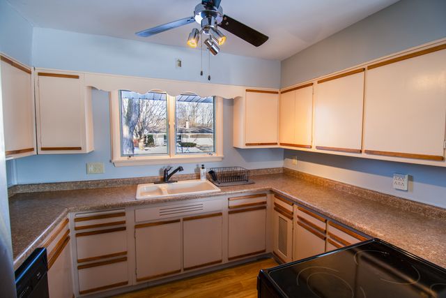 100 Warren Place, Dekalb, IL 60115