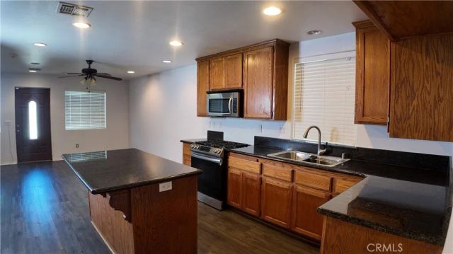 464 W E Street, Colton, CA 92324