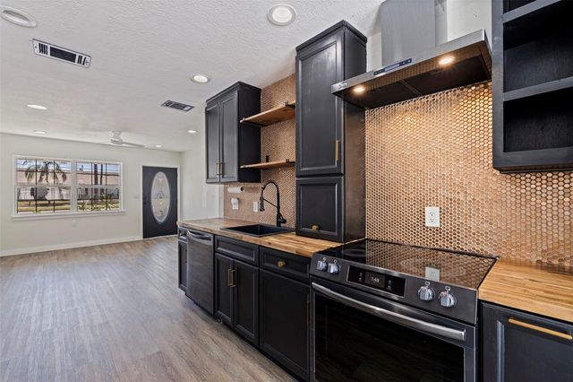 737 62ND AVENUE N, St Petersburg, FL 33702