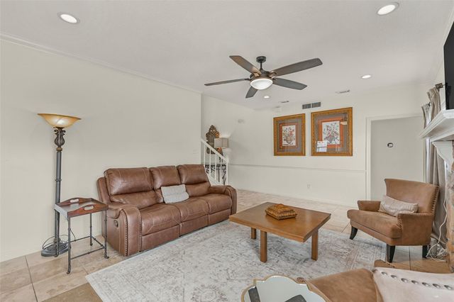 1501 W Castlewood Avenue, Friendswood, TX 77546