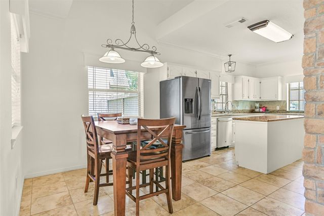 1501 W Castlewood Avenue, Friendswood, TX 77546