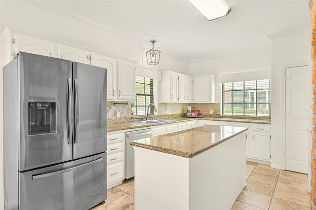 1501 W Castlewood Avenue, Friendswood, TX 77546