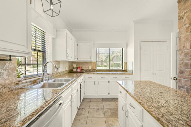 1501 W Castlewood Avenue, Friendswood, TX 77546