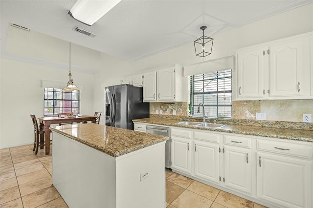1501 W Castlewood Avenue, Friendswood, TX 77546
