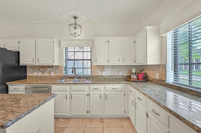 1501 W Castlewood Avenue, Friendswood, TX 77546