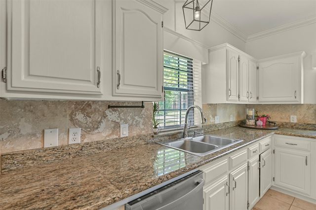 1501 W Castlewood Avenue, Friendswood, TX 77546