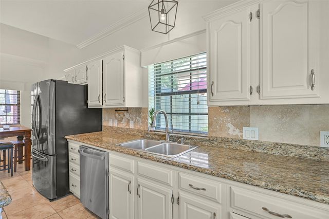 1501 W Castlewood Avenue, Friendswood, TX 77546