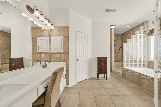 1501 W Castlewood Avenue, Friendswood, TX 77546