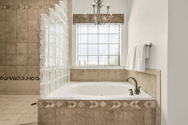 1501 W Castlewood Avenue, Friendswood, TX 77546