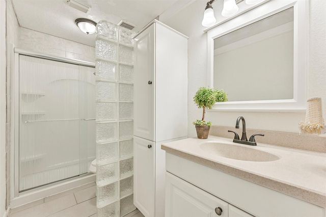 1501 W Castlewood Avenue, Friendswood, TX 77546