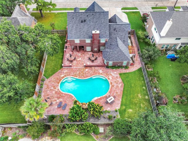 1501 W Castlewood Avenue, Friendswood, TX 77546