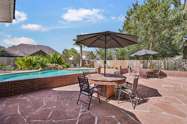 1501 W Castlewood Avenue, Friendswood, TX 77546