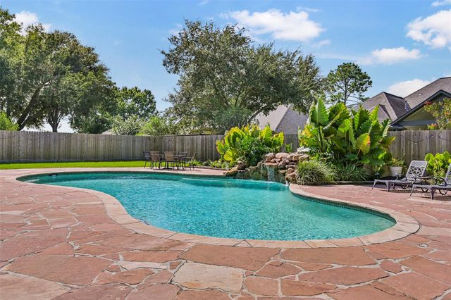 1501 W Castlewood Avenue, Friendswood, TX 77546