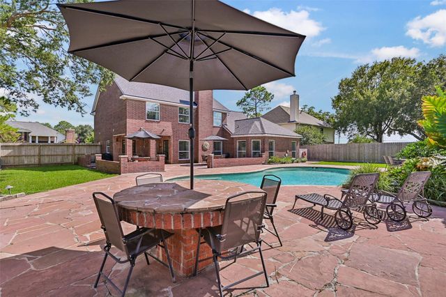1501 W Castlewood Avenue, Friendswood, TX 77546