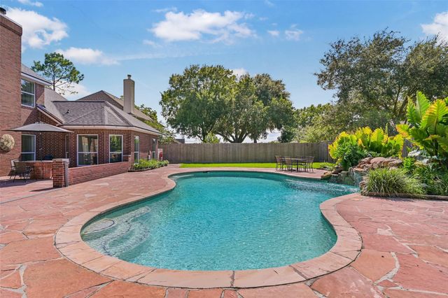 1501 W Castlewood Avenue, Friendswood, TX 77546