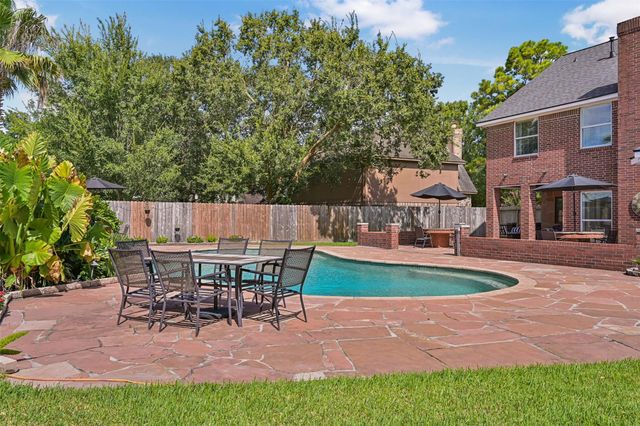 1501 W Castlewood Avenue, Friendswood, TX 77546