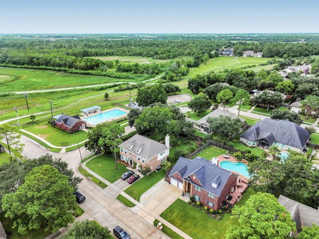 1501 W Castlewood Avenue, Friendswood, TX 77546