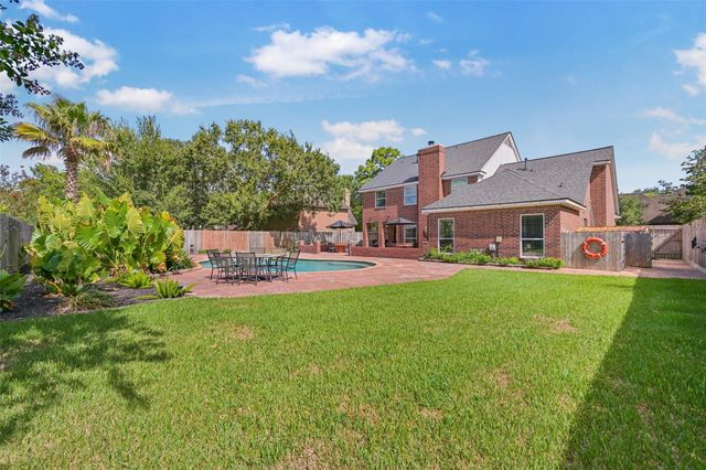 1501 W Castlewood Avenue, Friendswood, TX 77546