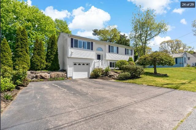 14 Lakeview Drive, Narragansett, RI 02882