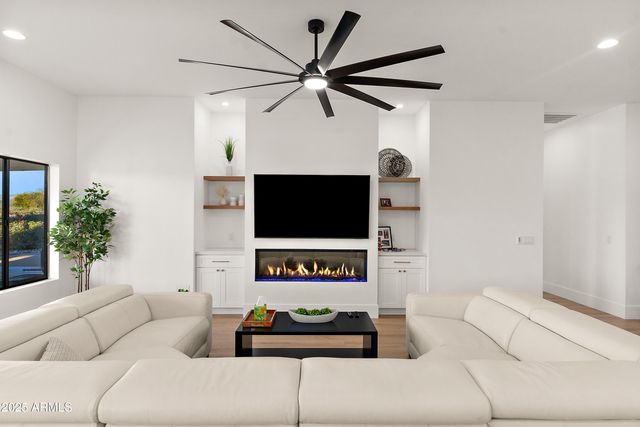 608 W RESTIN Road, Phoenix, AZ 85086