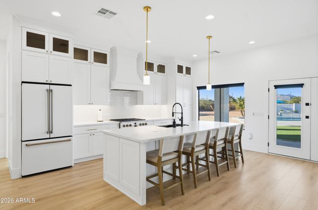 608 W RESTIN Road, Phoenix, AZ 85086