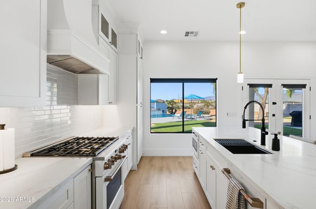 608 W RESTIN Road, Phoenix, AZ 85086