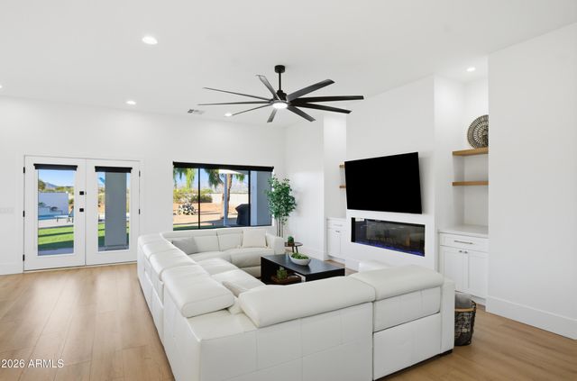 608 W RESTIN Road, Phoenix, AZ 85086