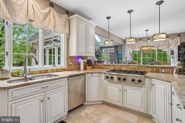 21 BROOKWOOD RD, Mount Laurel, NJ 08054