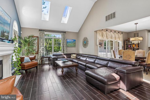 21 BROOKWOOD RD, Mount Laurel, NJ 08054