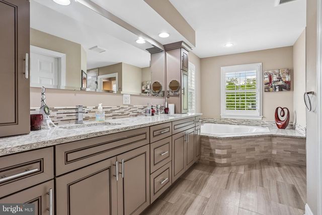 21 BROOKWOOD RD, Mount Laurel, NJ 08054