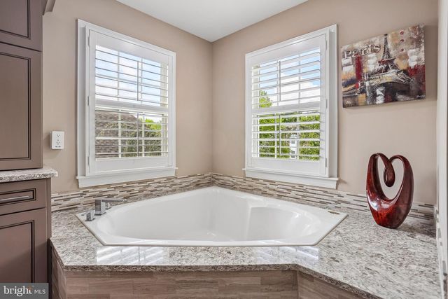 21 BROOKWOOD RD, Mount Laurel, NJ 08054