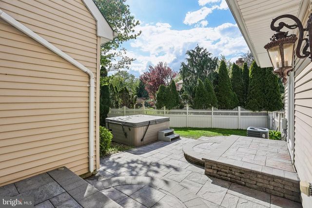 21 BROOKWOOD RD, Mount Laurel, NJ 08054