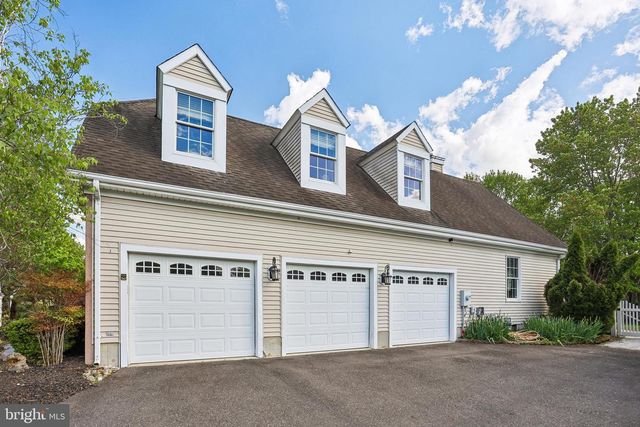 21 BROOKWOOD RD, Mount Laurel, NJ 08054