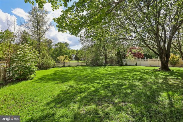 21 BROOKWOOD RD, Mount Laurel, NJ 08054