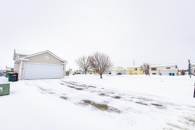 105 Evergreen Circle, West Fargo, ND 58078