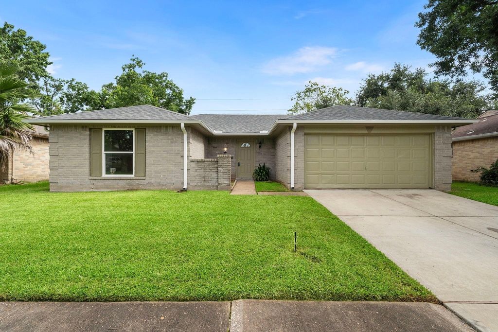 2803 N Brompton Drive, Pearland, TX 77584