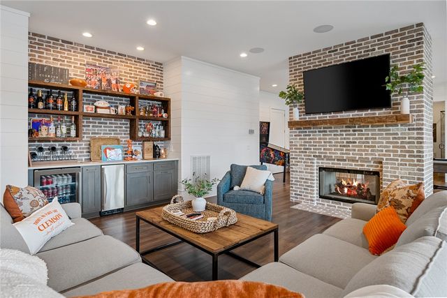 639 Marina Bay Drive, Seneca, SC 29672