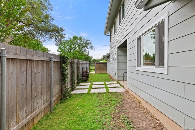701 River Rd, Blanco, TX 78606