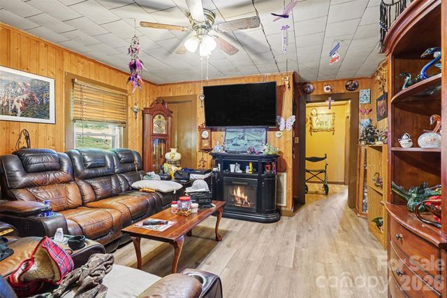 1730 2nd Street Place SW, Hickory, NC 28602