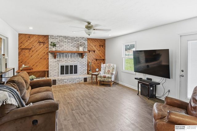 3302 S 48th Avenue Circle, Omaha, NE 68104