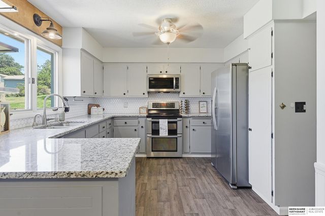 3302 S 48th Avenue Circle, Omaha, NE 68104