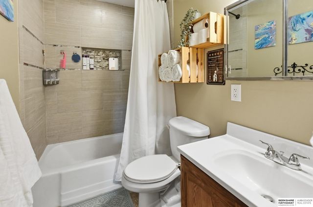 3302 S 48th Avenue Circle, Omaha, NE 68104
