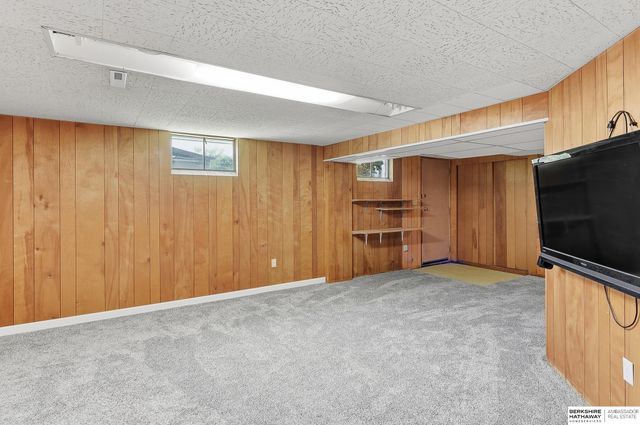 3302 S 48th Avenue Circle, Omaha, NE 68104