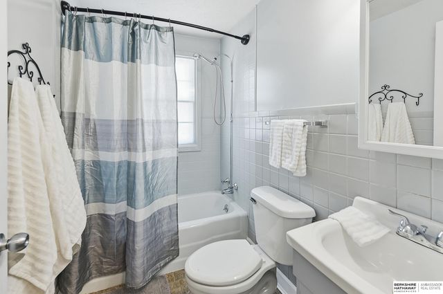 3302 S 48th Avenue Circle, Omaha, NE 68104