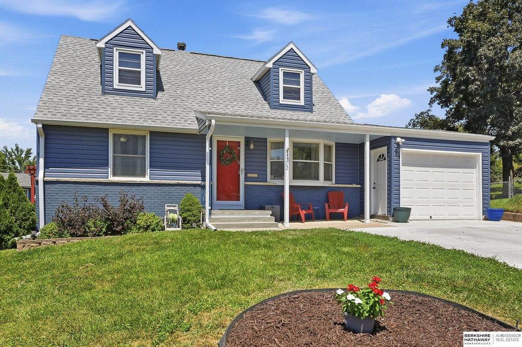 3302 S 48th Avenue Circle, Omaha, NE 68104