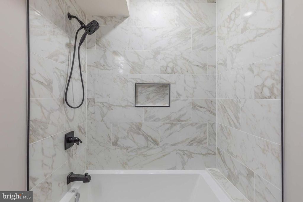 1237 OATES ST NE #1, Washington, DC 20002